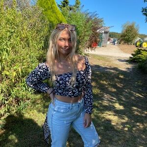 Topshop Women’s Size 4 Black and White top stretchy and comfy